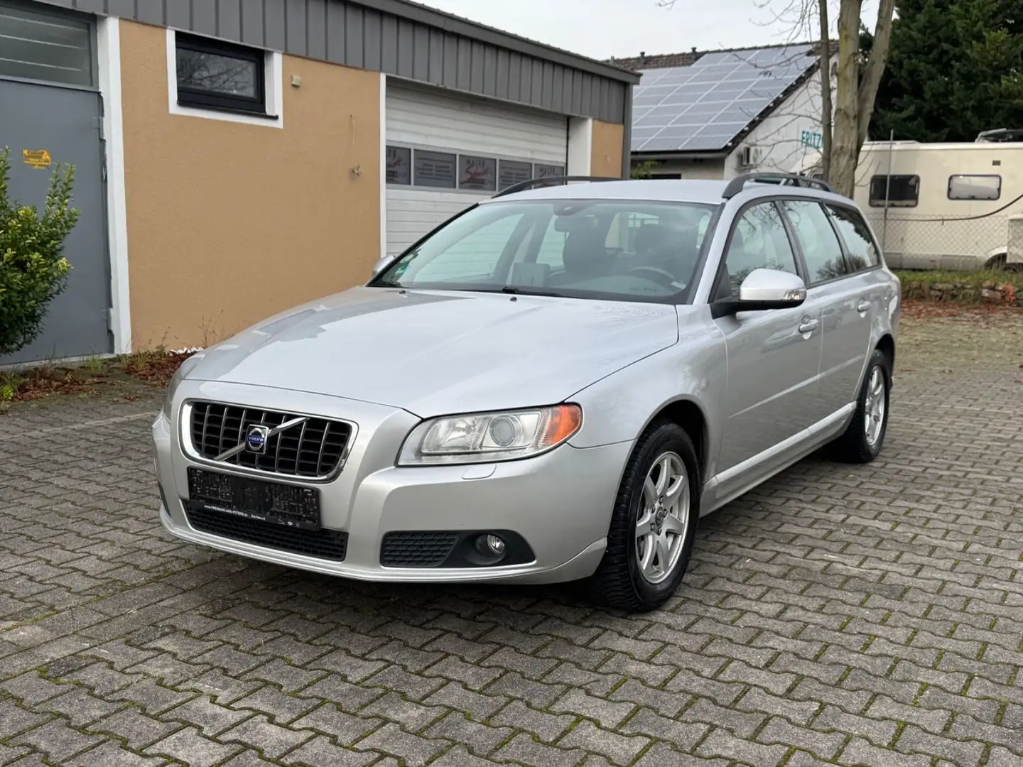 Volvo V70 Kombi 2.4D Momentum AHK BXen Led 1HD Nav TÜV Silber - 1