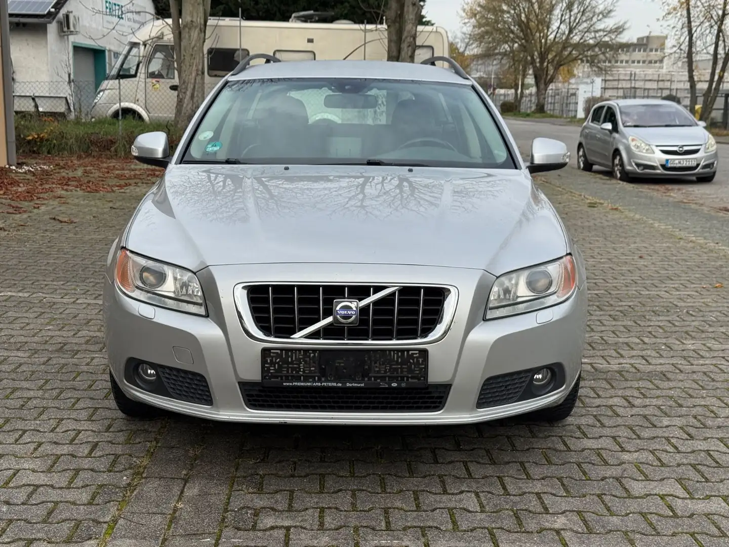 Volvo V70 Kombi 2.4D Momentum AHK BXen Led 1HD Nav TÜV Silber - 2