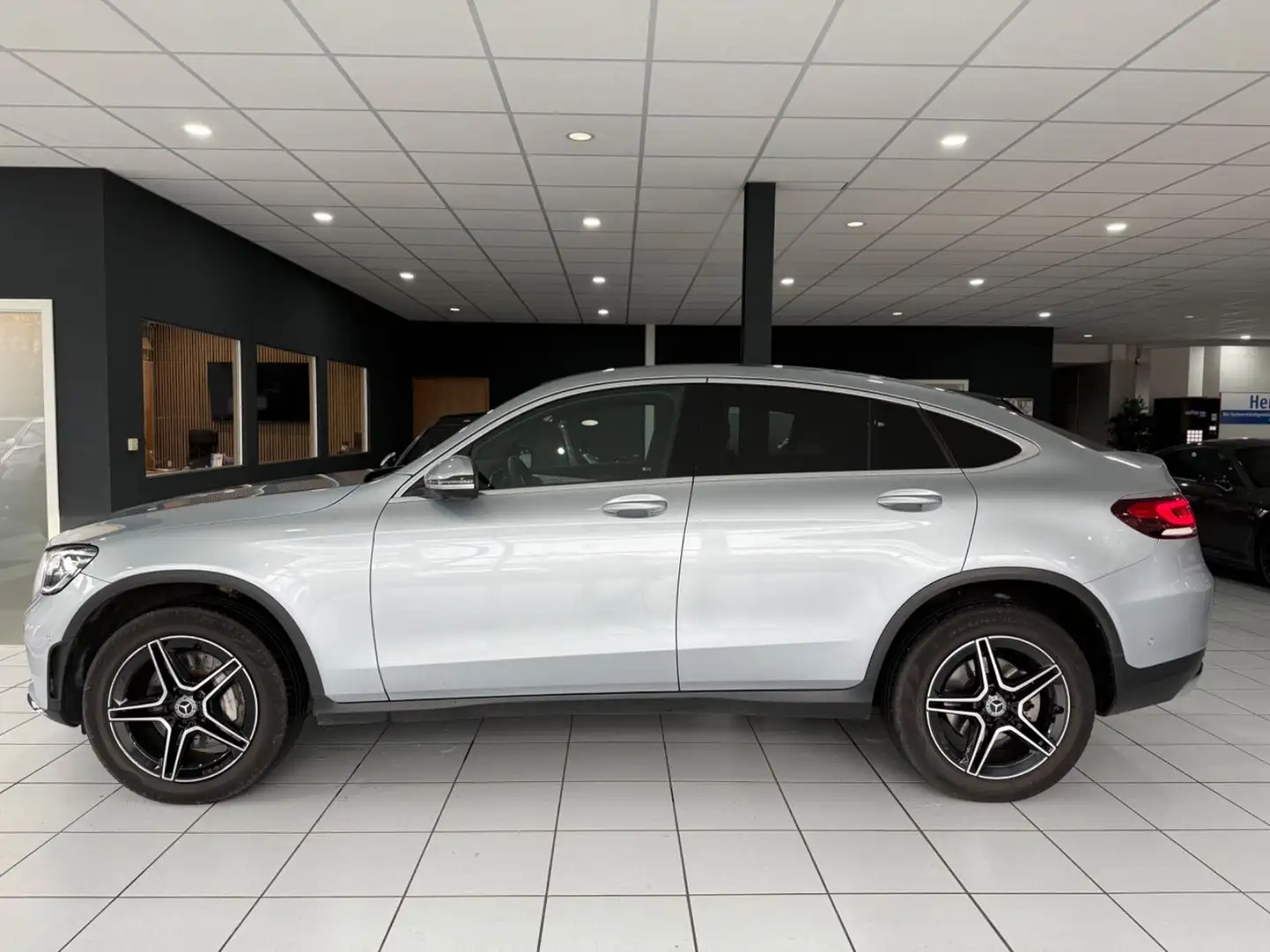 Mercedes-Benz GLC 300 de 4M Coupe*AMG-LINE*360*KEYLESS*CARPLAY* Silber - 2