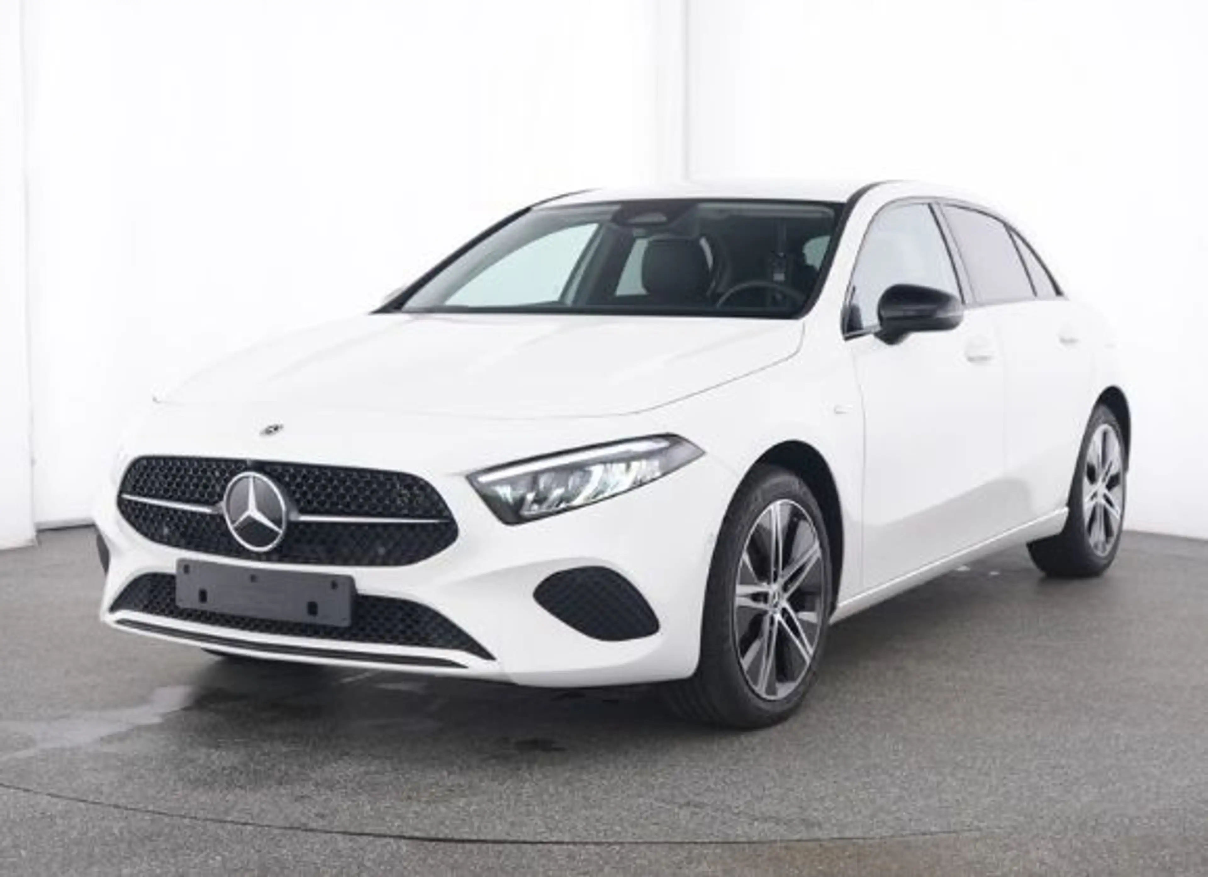 Mercedes-Benz A 250 e Progressive-Night Line — photo 2