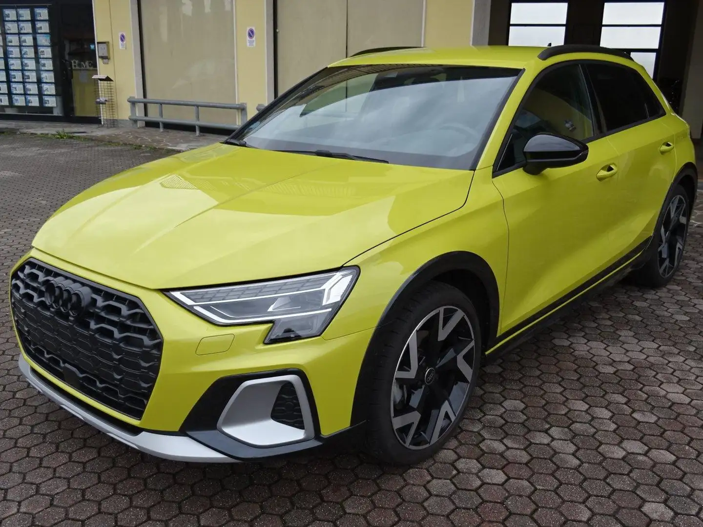 Audi A3 Allstreet 35 1.5 Tfsi S-Line - S tronic - Matrix - Giallo - 1