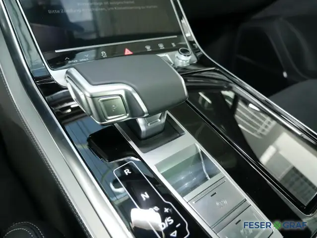 Audi Q7 view 10