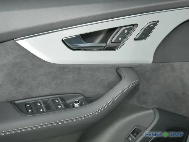 Audi Q7 view 8