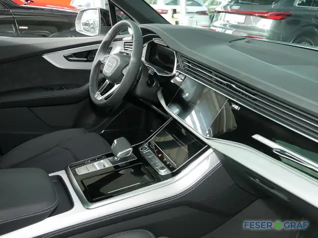 Audi Q7 view 5