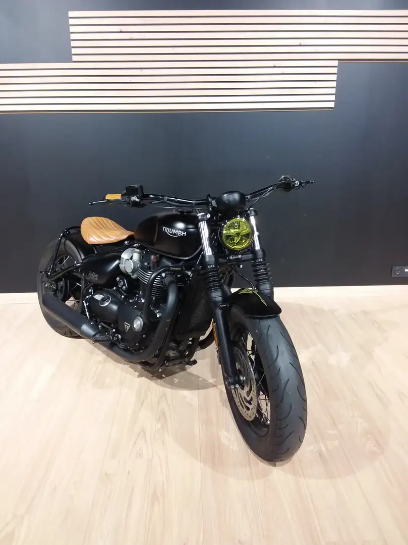 Triumph Bonneville Bobber Negro - 2