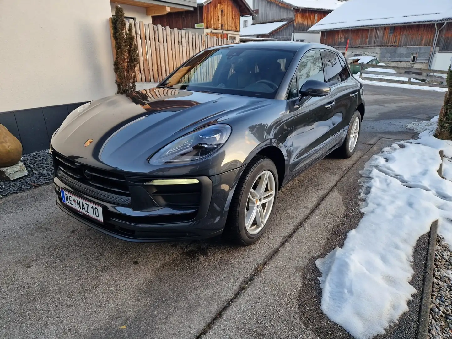 Porsche Macan JT22 inkl. Anhängerkupplung Schwarz - 1