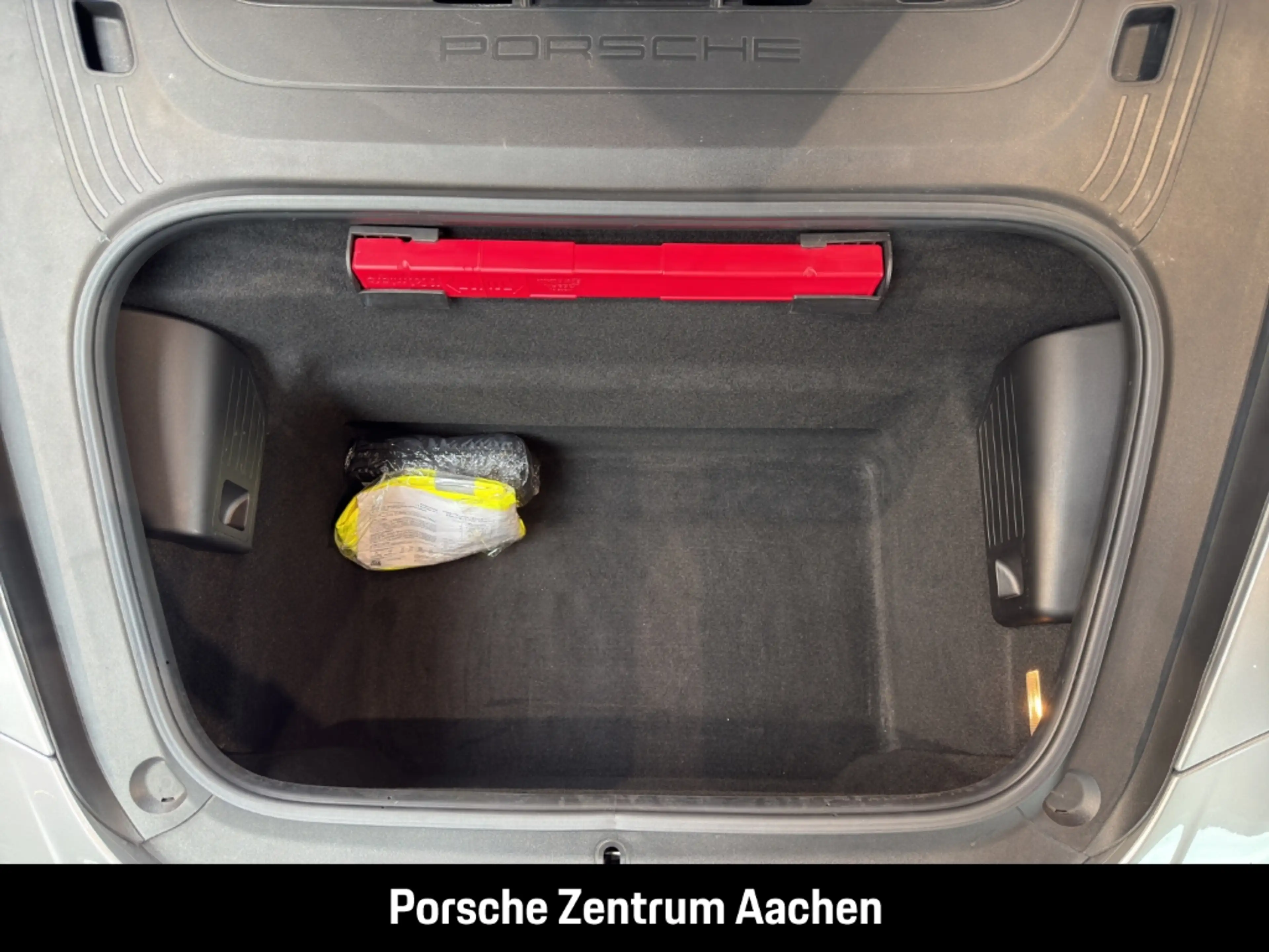 Porsche 991 -2 (911) Carrera 4 GTS Cabriolet — photo 9