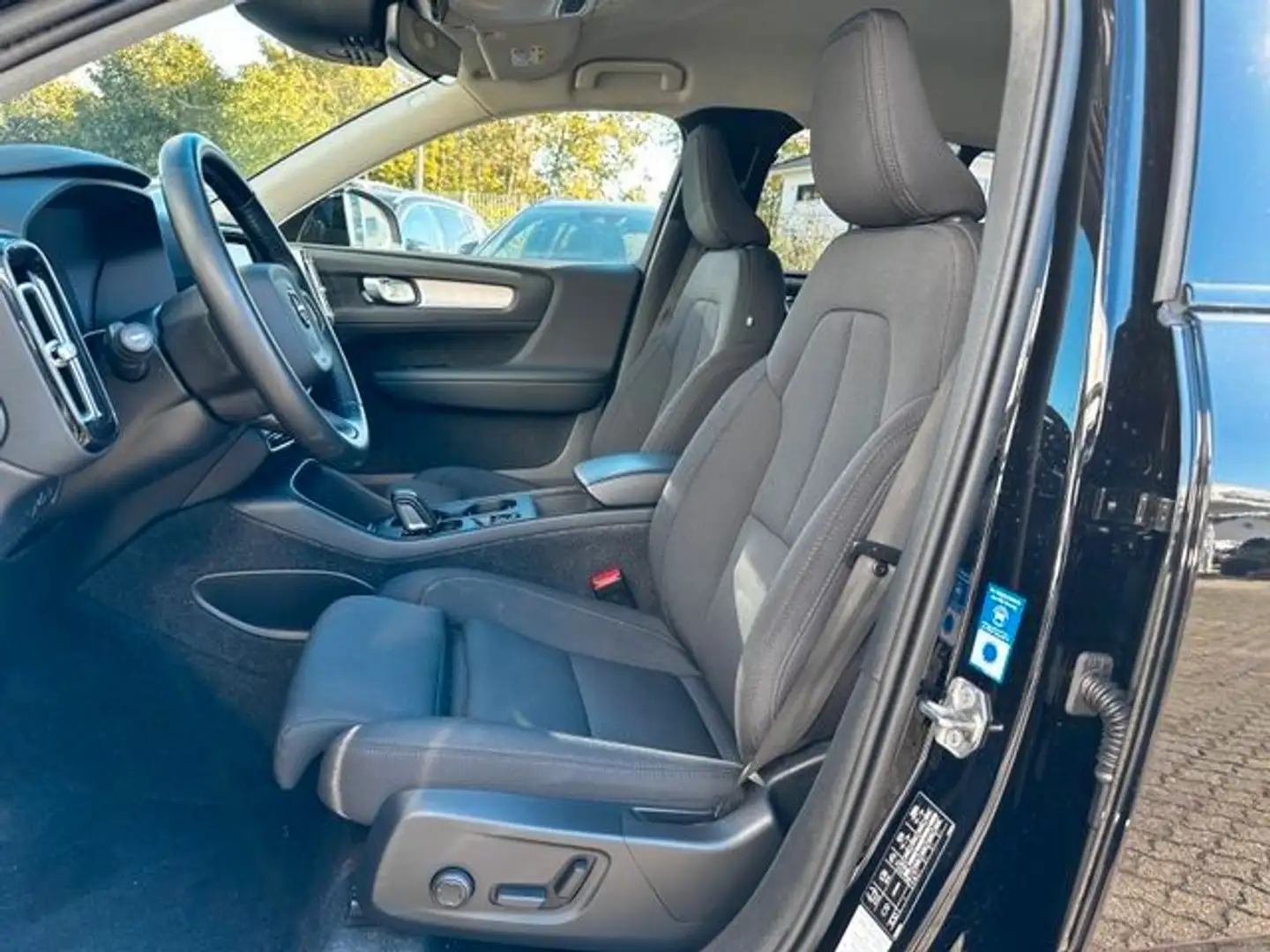 Volvo XC40 T5 R Design Expression Plug-In Hybrid Schwarz - 2