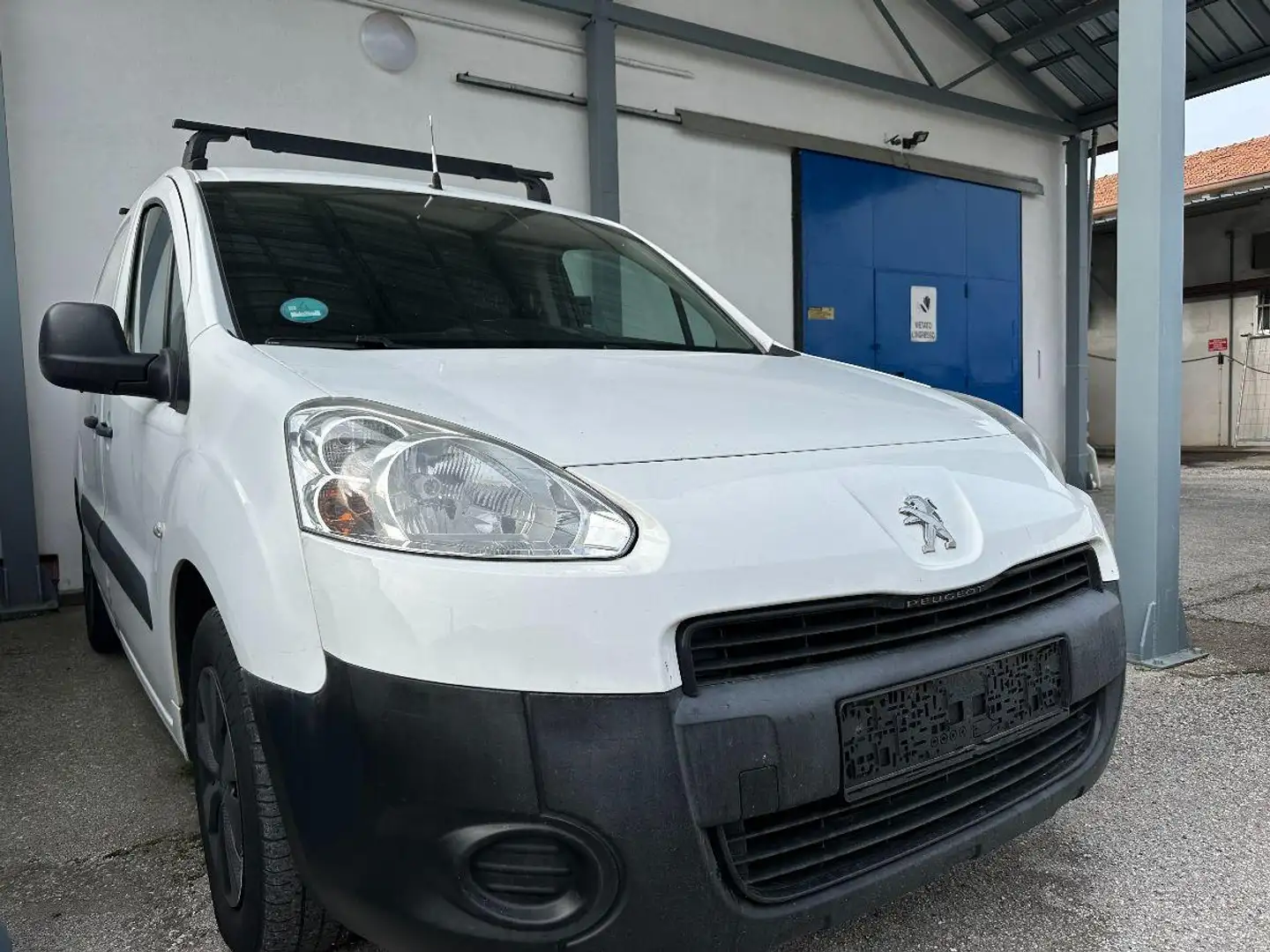 Peugeot Partner Tepee 1.6 HDi 92 CV Outdoor Weiß - 2