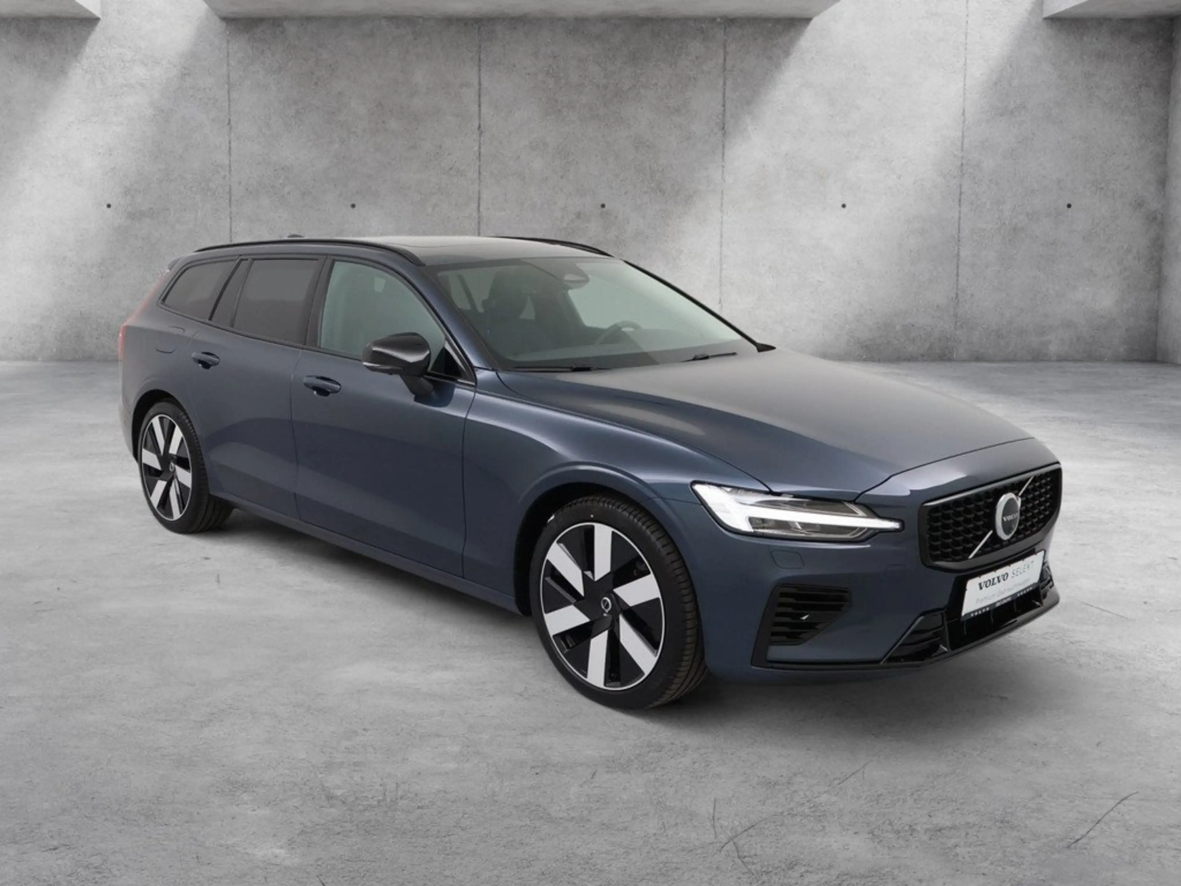 Volvo V60 T8 Plus Dark Plug-In Hybrid AWD STANDHZ PANO — photo 3