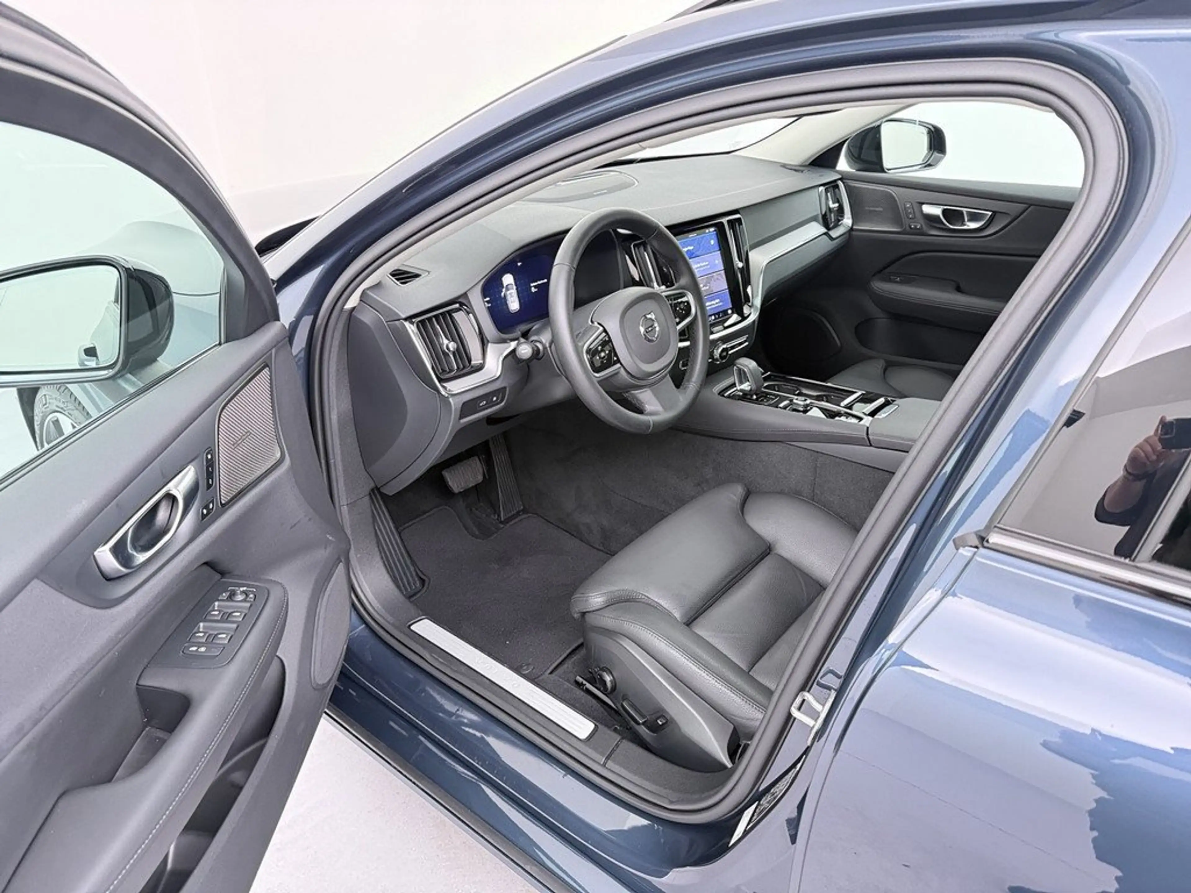 Volvo V60 T8 Plus Dark Plug-In Hybrid AWD STANDHZ PANO — photo 11