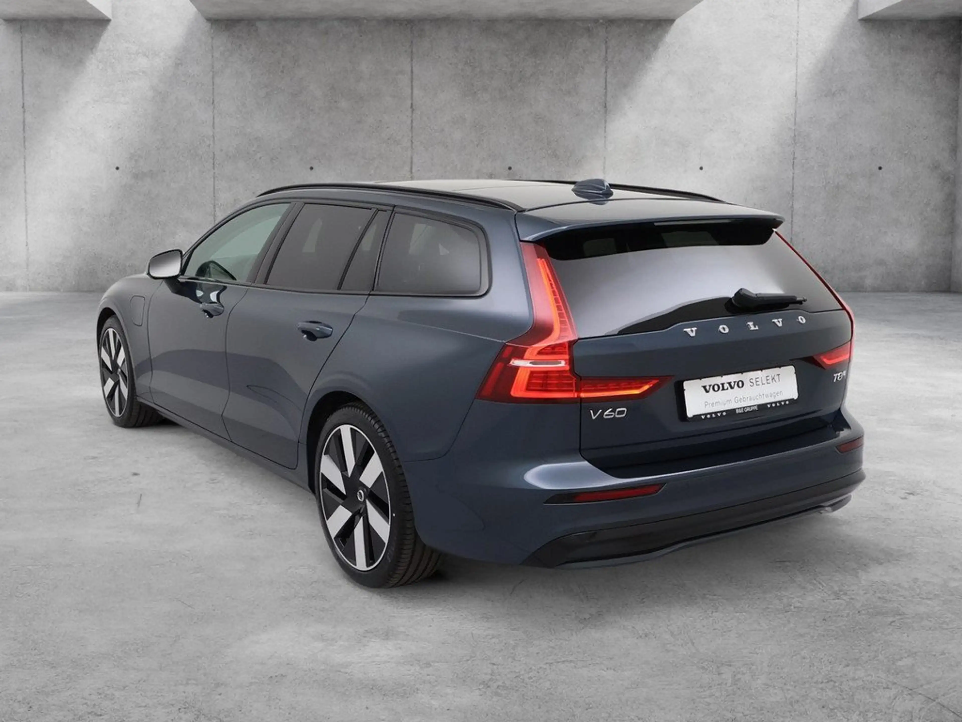 Volvo V60 T8 Plus Dark Plug-In Hybrid AWD STANDHZ PANO — photo 7