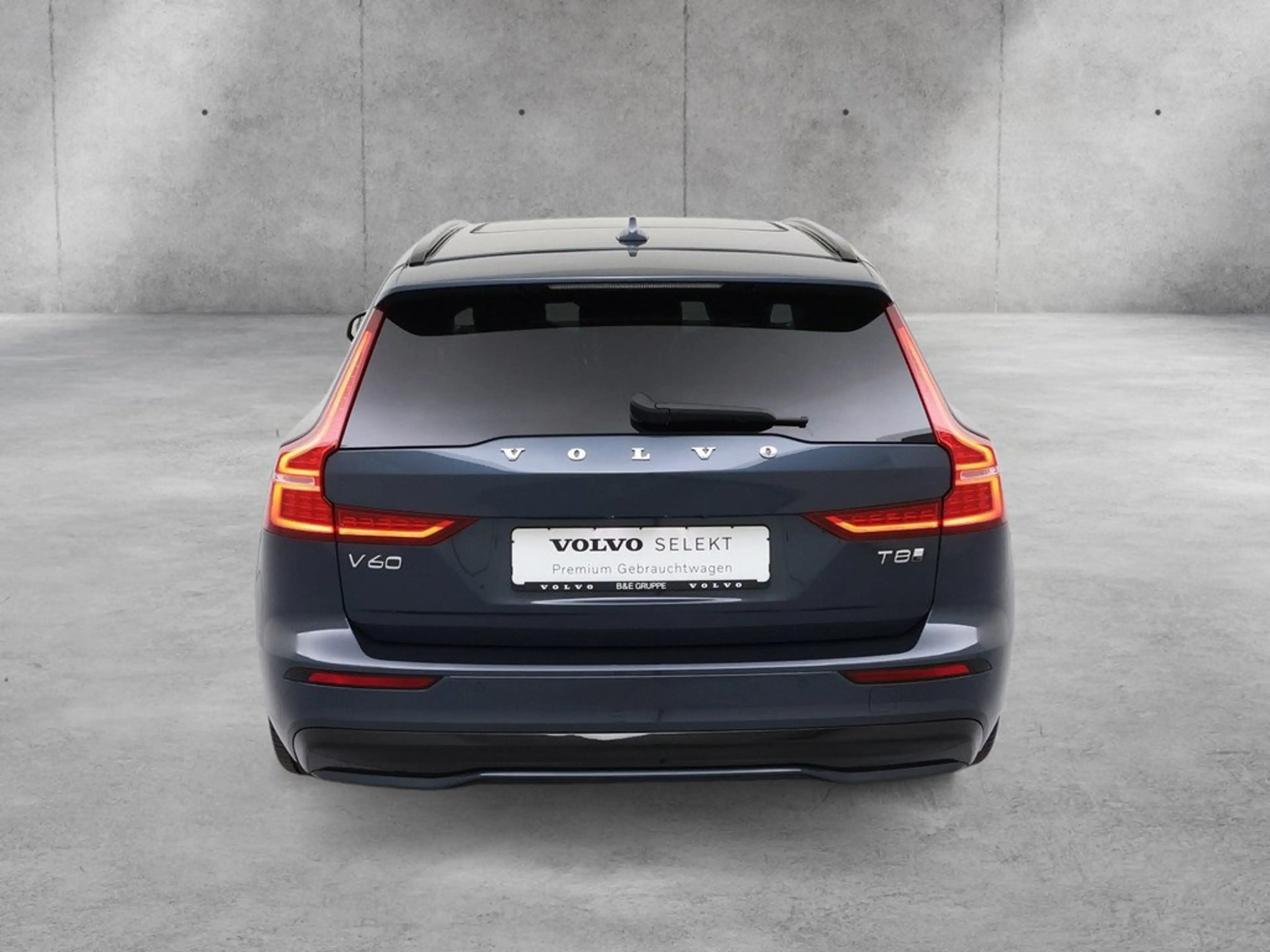 Volvo V60 T8 Plus Dark Plug-In Hybrid AWD STANDHZ PANO — photo 6