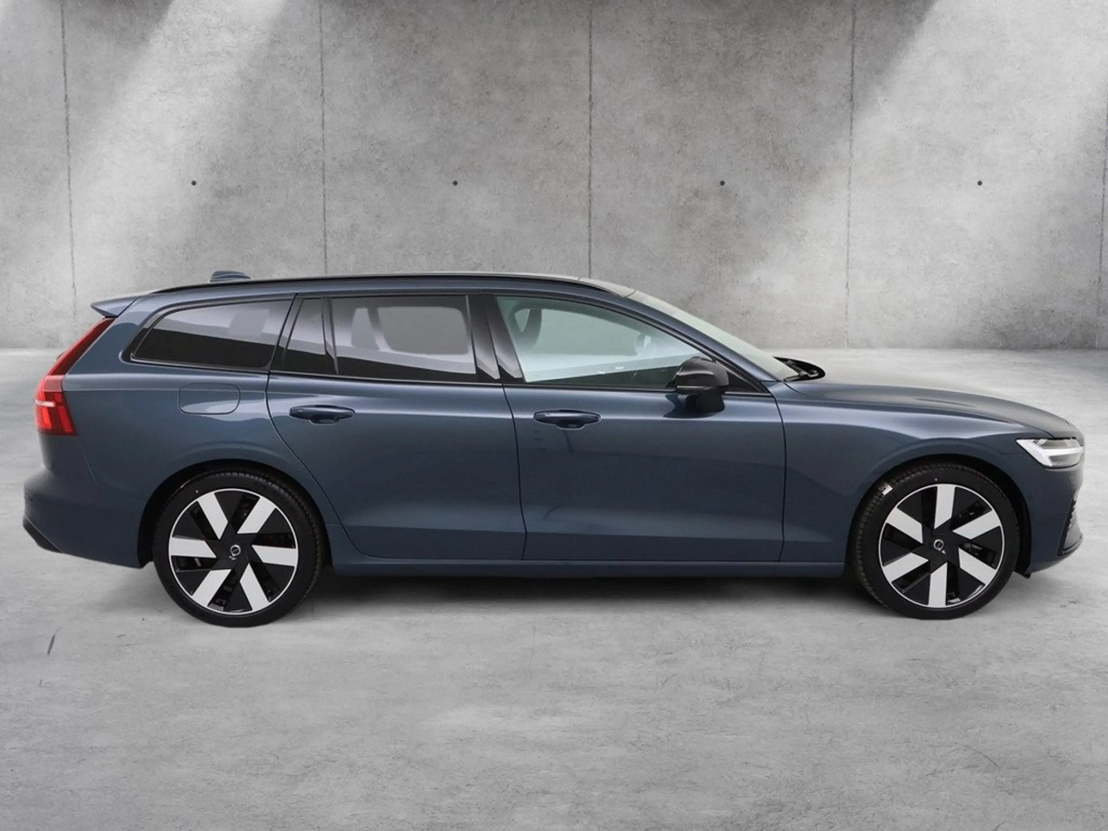 Volvo V60 T8 Plus Dark Plug-In Hybrid AWD STANDHZ PANO — photo 4