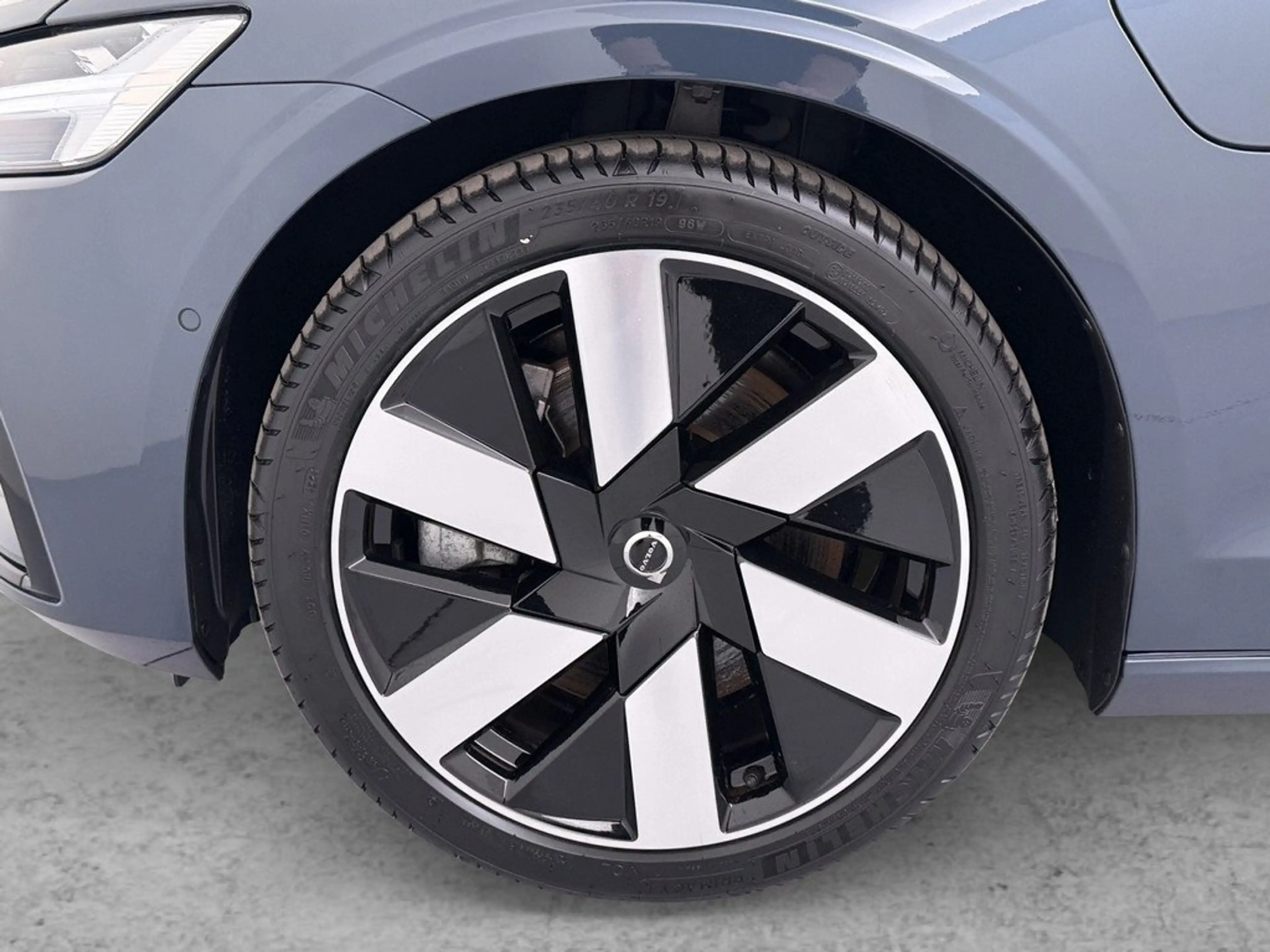 Volvo V60 T8 Plus Dark Plug-In Hybrid AWD STANDHZ PANO — photo 9