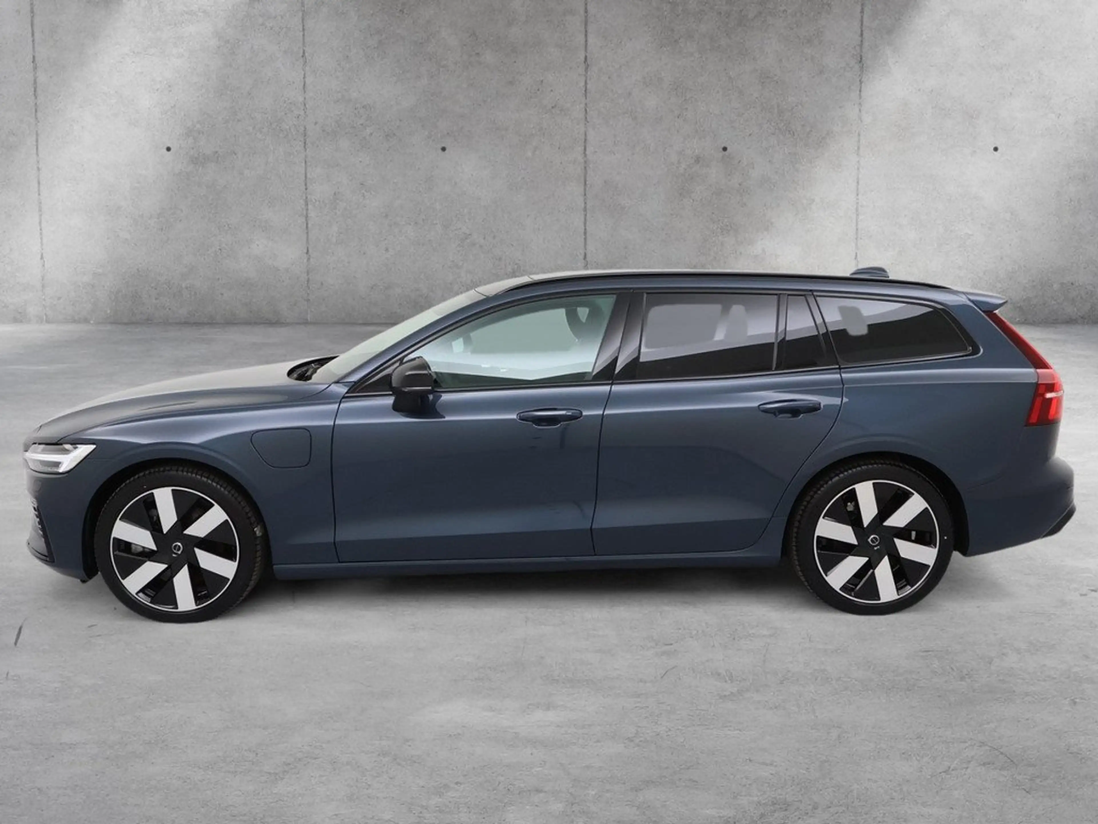 Volvo V60 T8 Plus Dark Plug-In Hybrid AWD STANDHZ PANO — photo 8