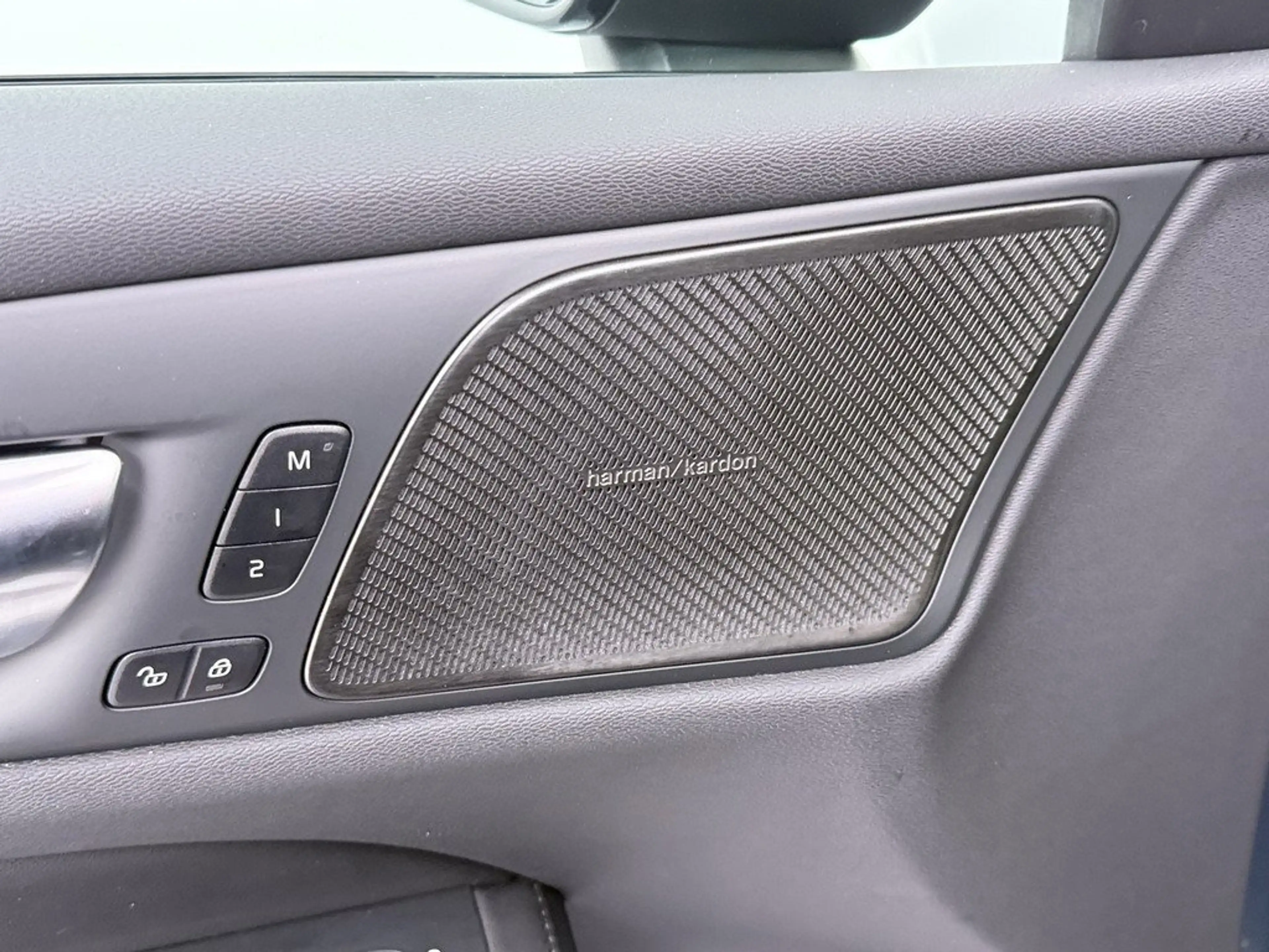 Volvo V60 T8 Plus Dark Plug-In Hybrid AWD STANDHZ PANO — photo 13