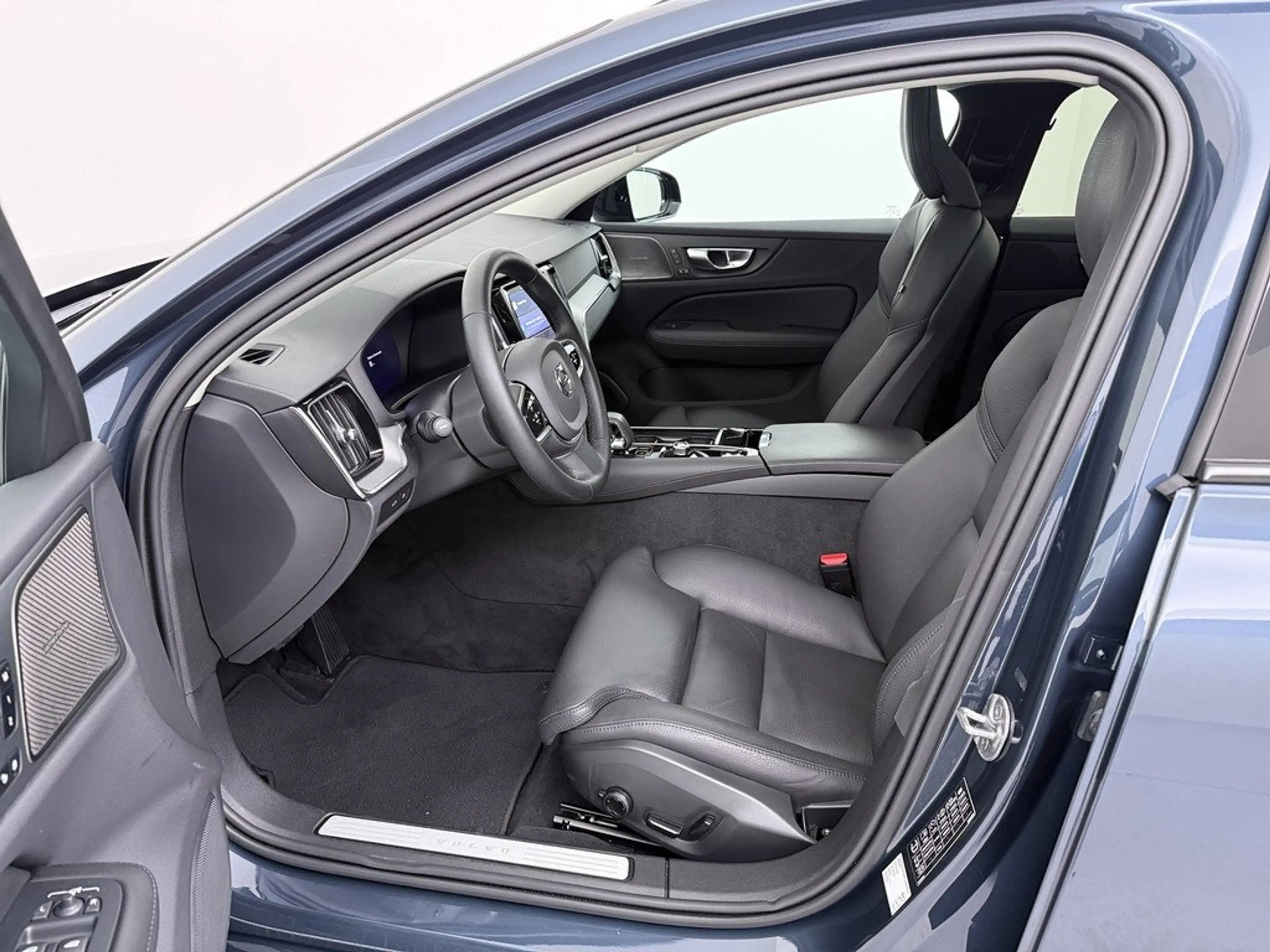 Volvo V60 T8 Plus Dark Plug-In Hybrid AWD STANDHZ PANO — photo 12