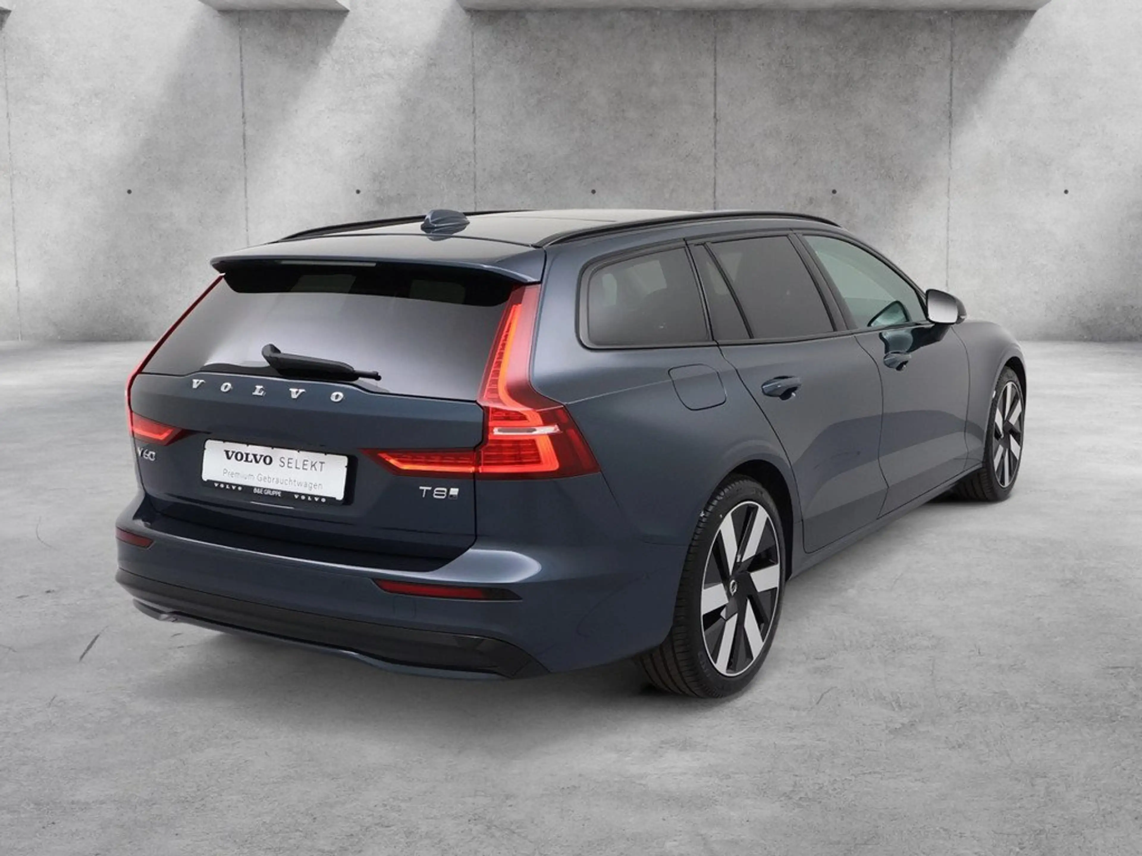 Volvo V60 T8 Plus Dark Plug-In Hybrid AWD STANDHZ PANO — photo 5