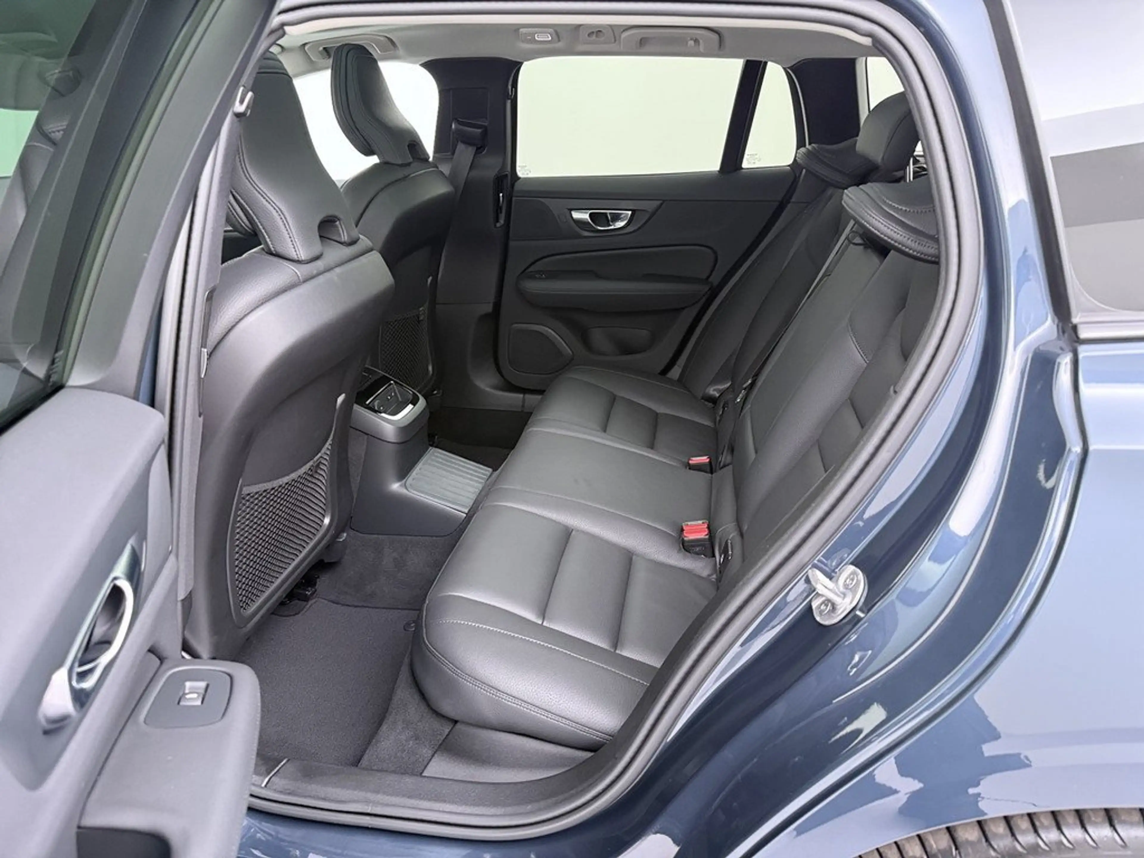 Volvo V60 T8 Plus Dark Plug-In Hybrid AWD STANDHZ PANO — photo 15