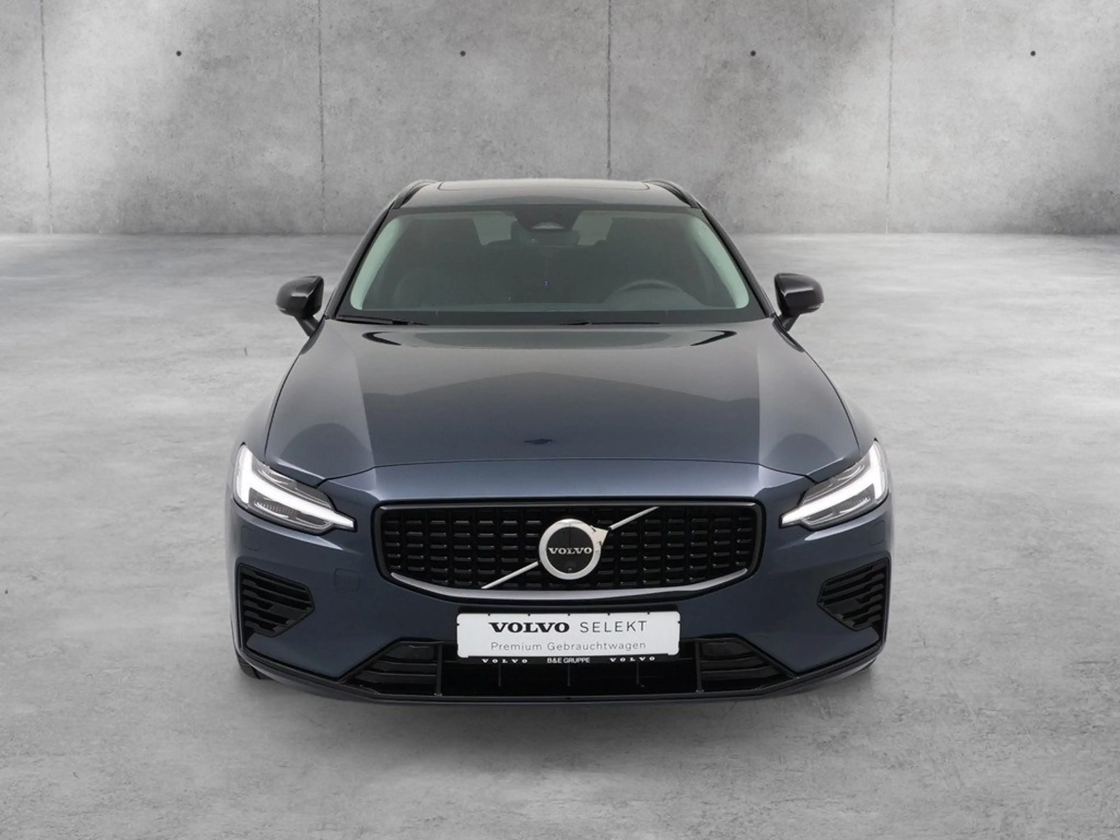 Volvo V60 T8 Plus Dark Plug-In Hybrid AWD STANDHZ PANO — photo 2