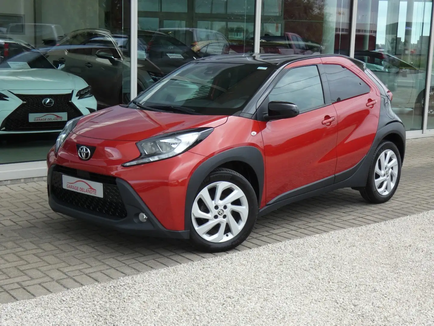 Toyota Aygo X 1.0i Benzine X-pulse +GPS +Keyless +Camera Oranje - 1
