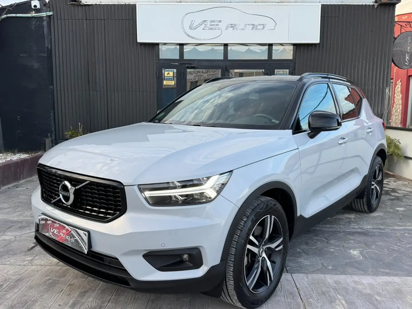 Volvo XC40 2.0 D3 AWD R-Design Auto Gris - 1