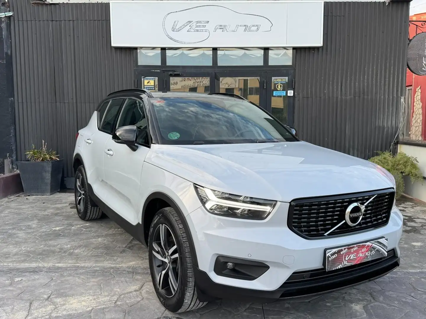 Volvo XC40 2.0 D3 AWD R-Design Auto Gris - 2