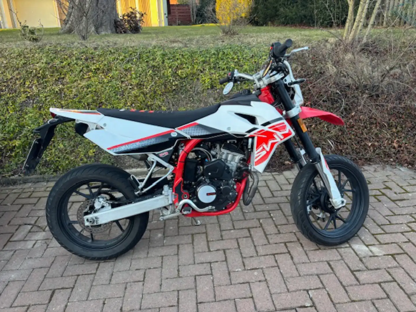 SWM SM 125 R ABS, LED Piros - 2
