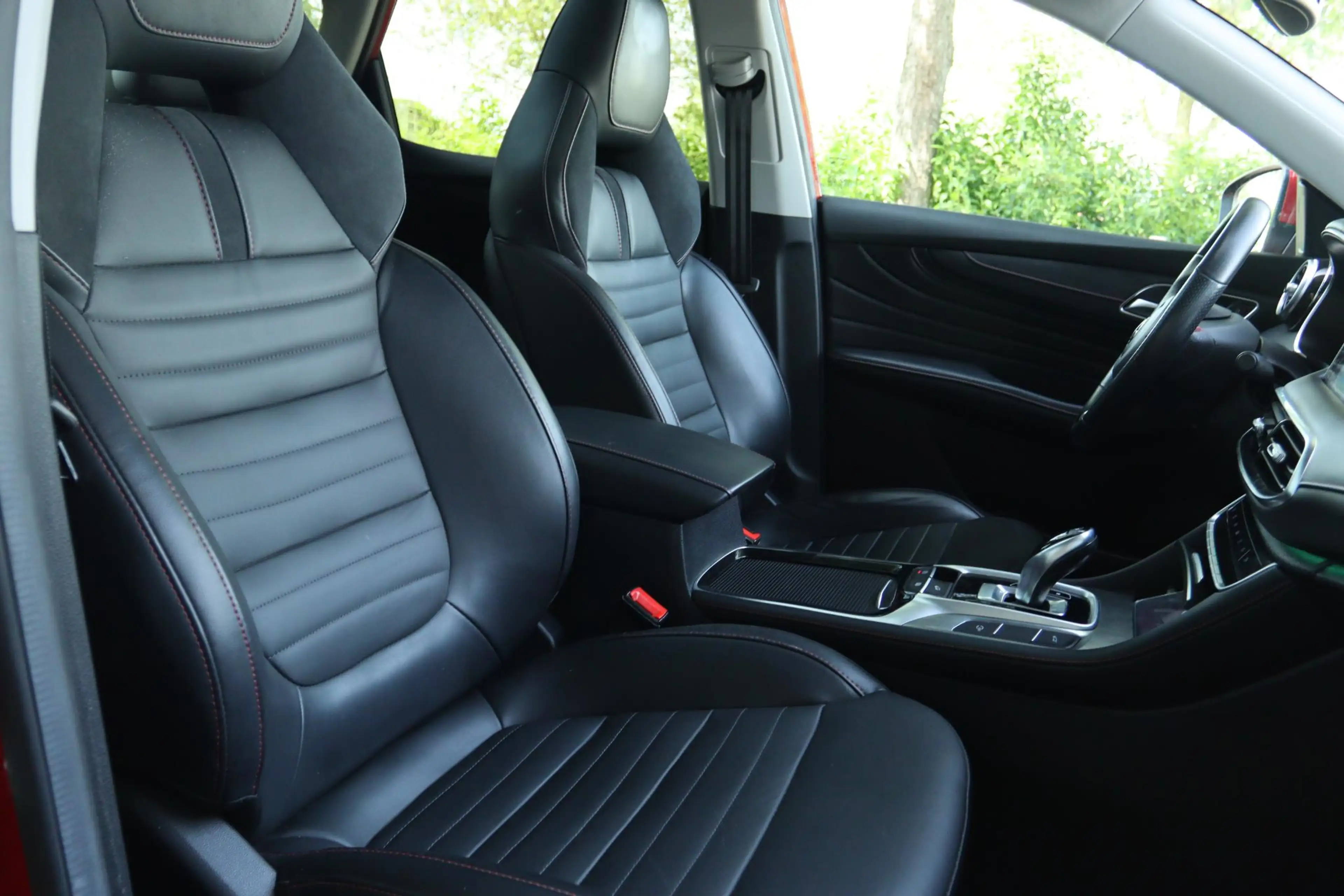 MG EHS 1.5 TGDI LUXURY AUT. | PANO | CARPLAY | 360 CAMERA — photo 5