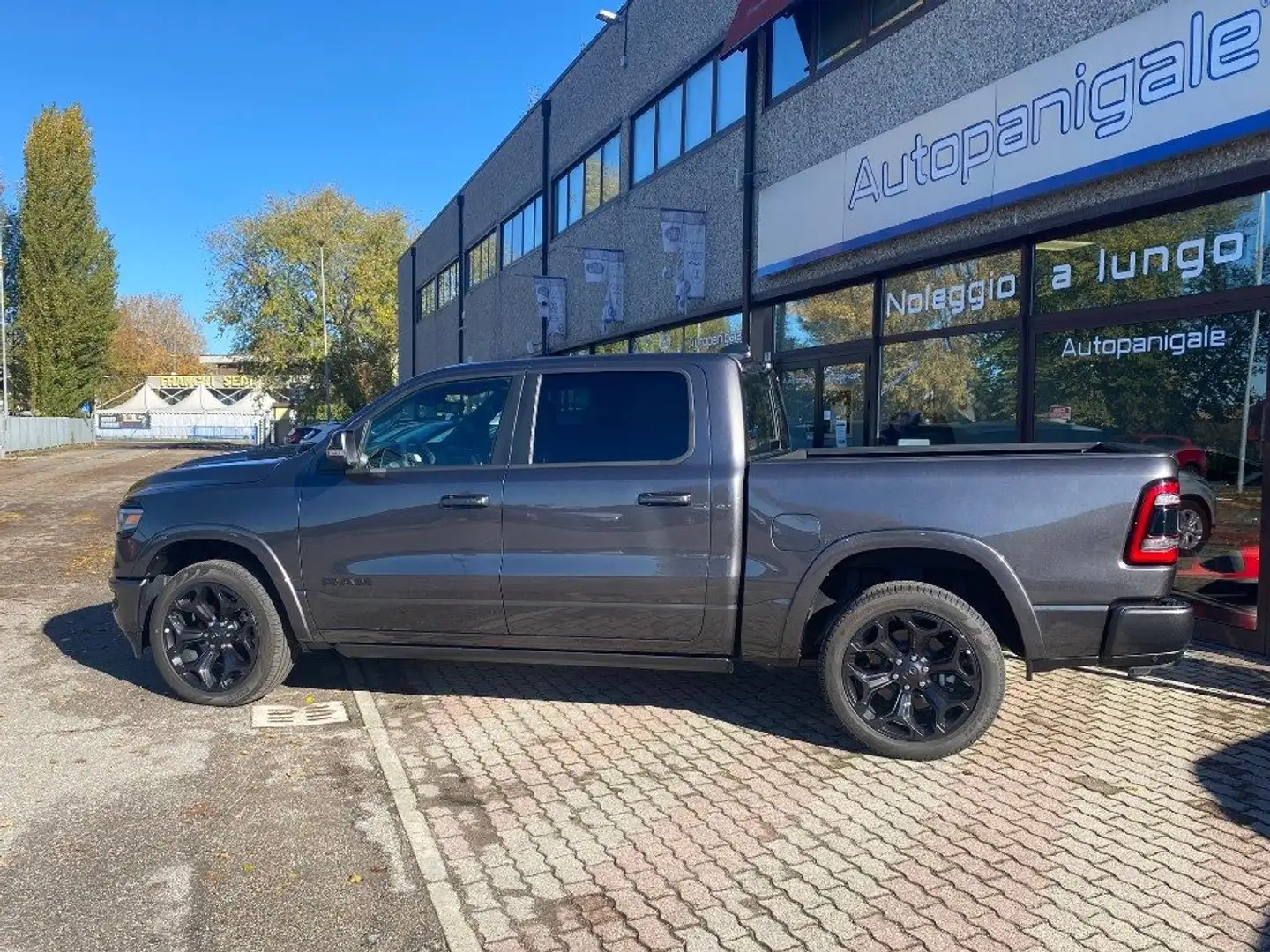 Dodge RAM 1500 4X4 CREW CAB LIMITED GPL Gris - 2