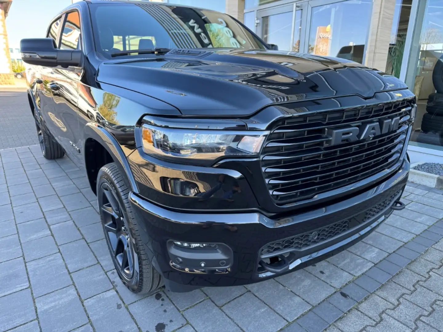 Dodge RAM 1500 Laramie Night Head UP MY25 Hurricane Beifahre Schwarz - 2