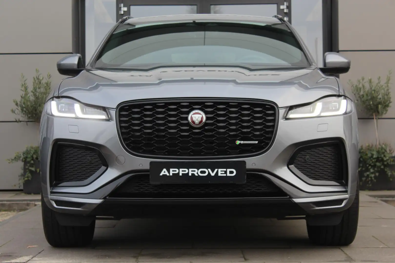 Jaguar F-Pace P250 R-Dynamic SE Grijs - 2