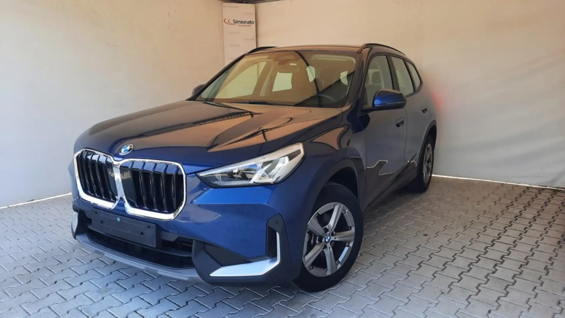 BMW X1 sDrive 18i Bleu - 1