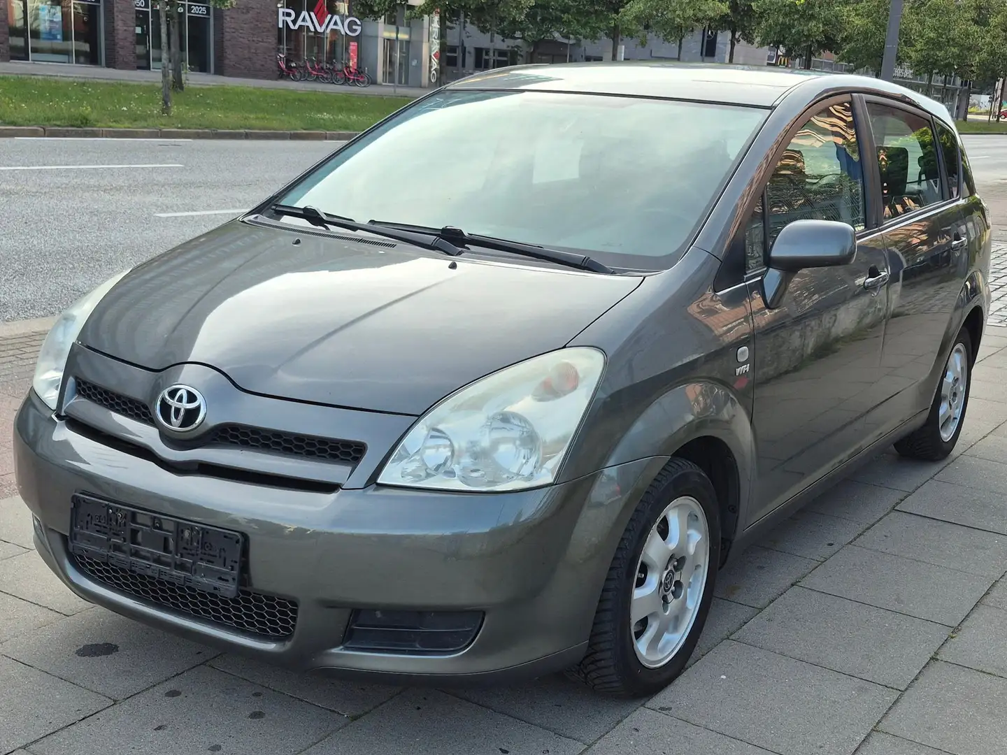 Toyota Corolla Verso 1.8 Luna Серый - 1