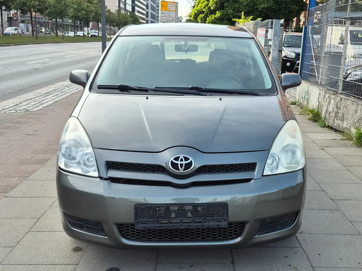 Toyota Corolla Verso 1.8 Luna Серый - 2