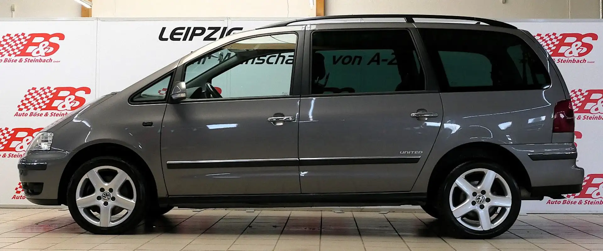 Volkswagen Sharan 1.8T United *PDC*TEL*NAV*SHZ*GSD* Grijs - 2