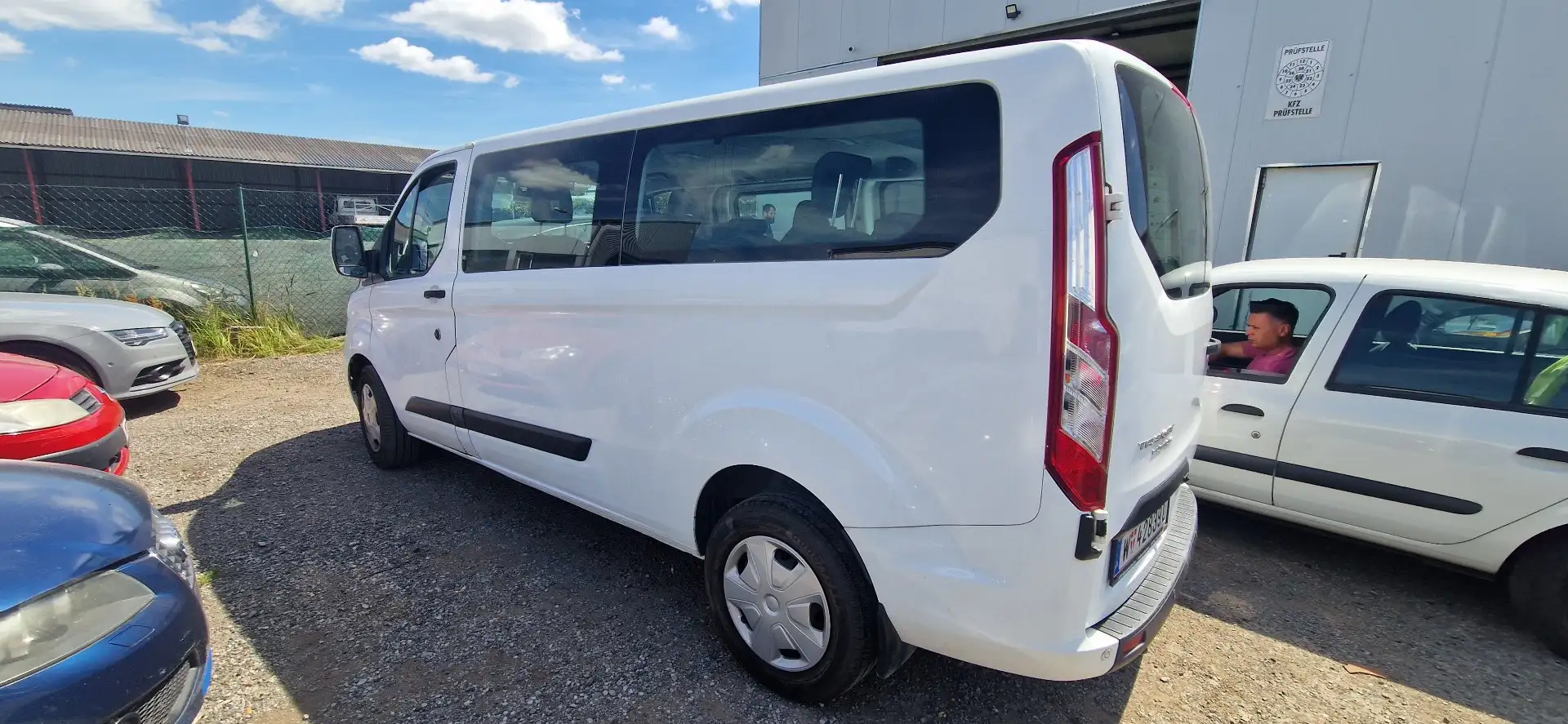 Ford Tourneo Custom 2,0 EcoBlue 320 L2 Shuttlebus Ambiente - 2