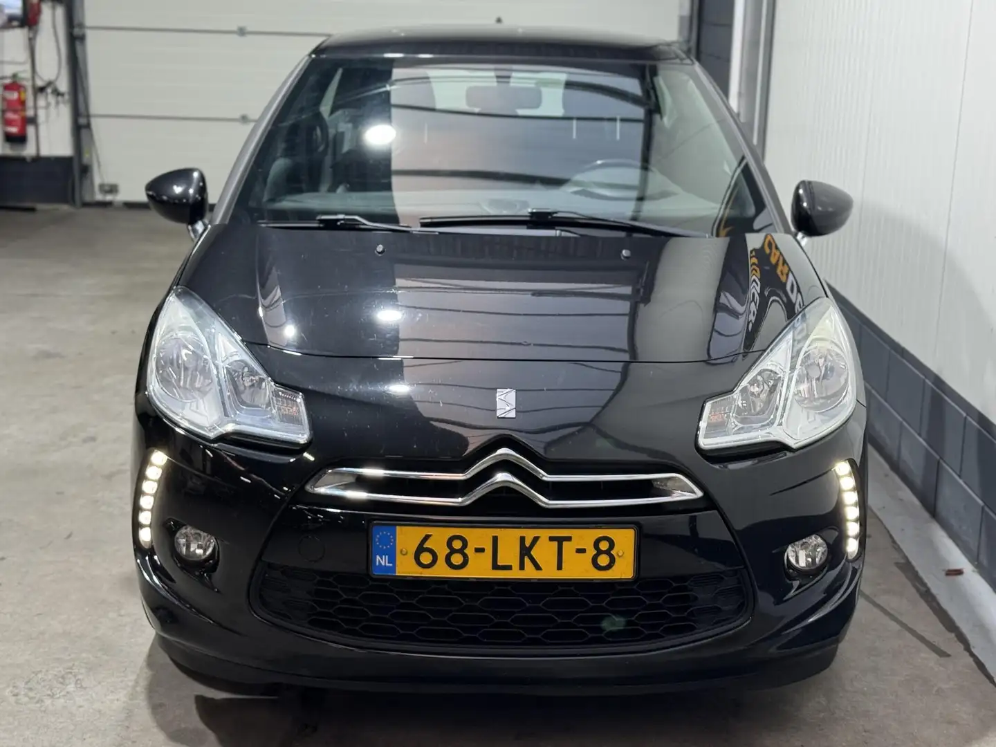 Citroen DS3 1.4 Chic Nette Wagen Airco Zwart - 2