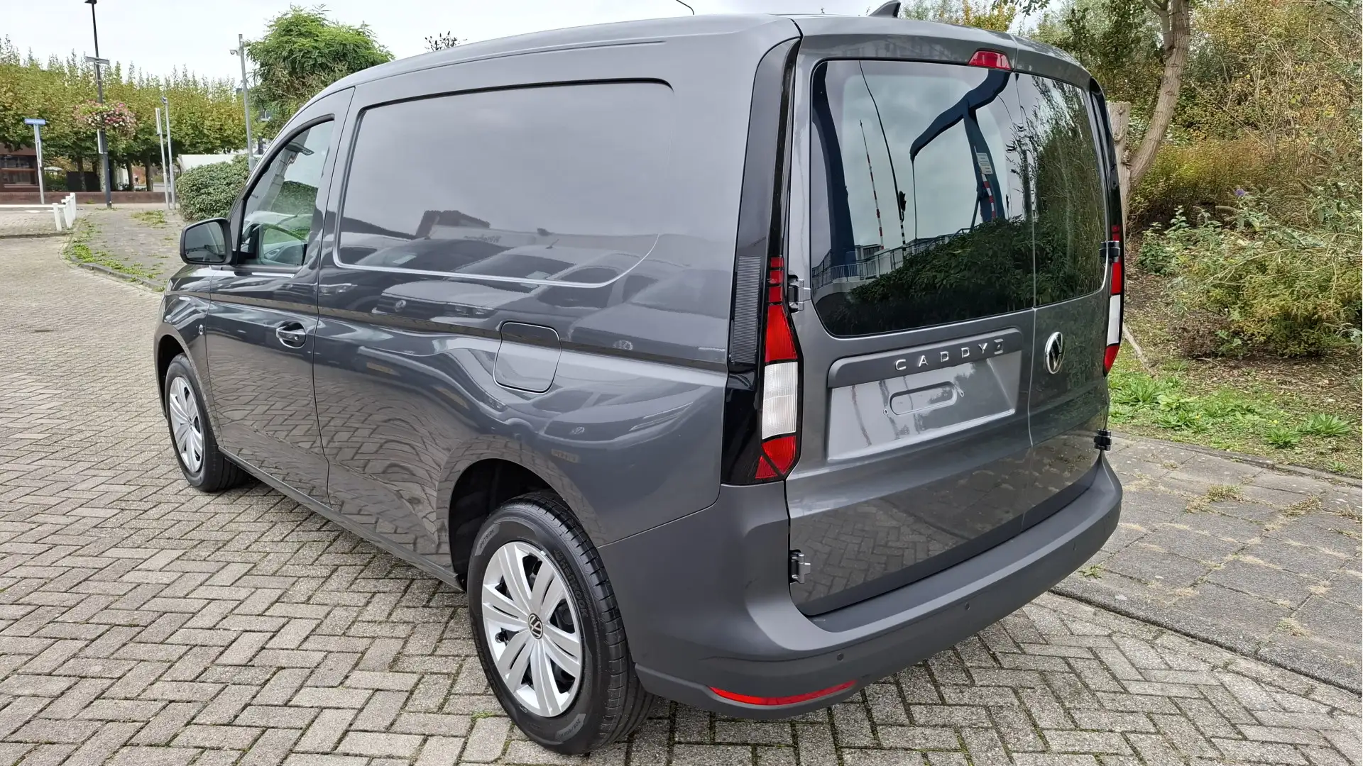 Volkswagen Caddy Cargo 2.0 TDI Comfort Automaat / PDC / Camera Grijs - 2