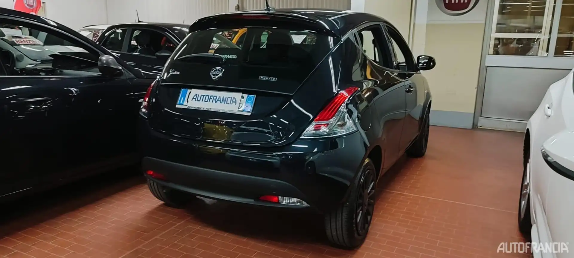 Lancia YPSILON - 1.0 HYBRID SILVER 70CV Black - 2