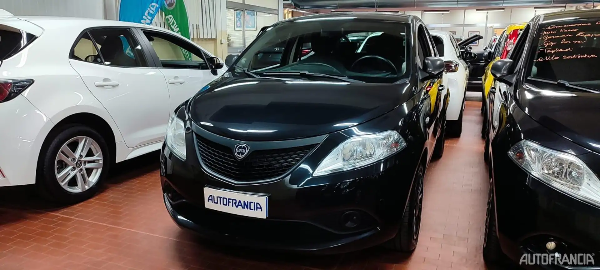 Lancia YPSILON - 1.0 HYBRID SILVER 70CV Black - 1