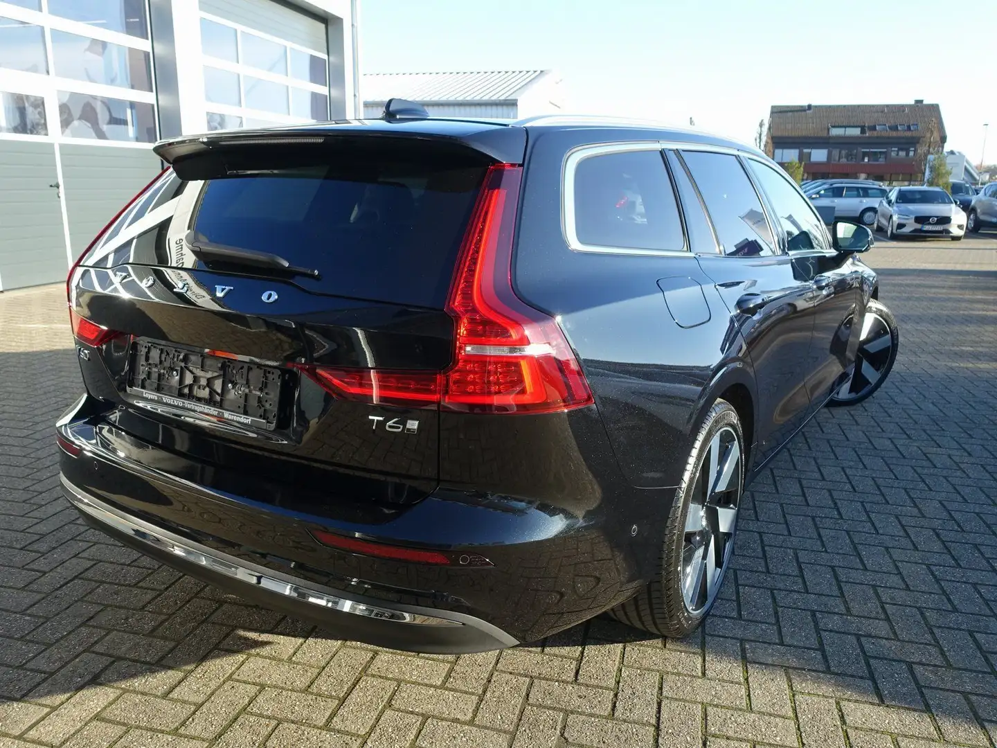 Volvo V60 Ultra Bright T6 AWD/Massage3/B&W/Pano/360° Schwarz - 2
