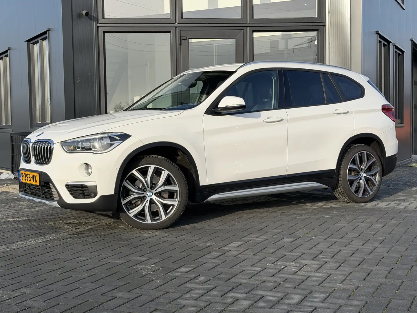BMW X1 xDrive20i Centennial High Executive Verw. Sportsto Wit - 1