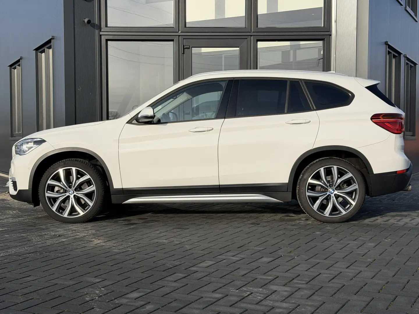 BMW X1 xDrive20i Centennial High Executive Verw. Sportsto Wit - 2