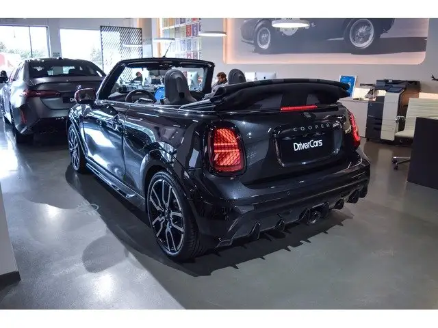 Mini Convertible view 26