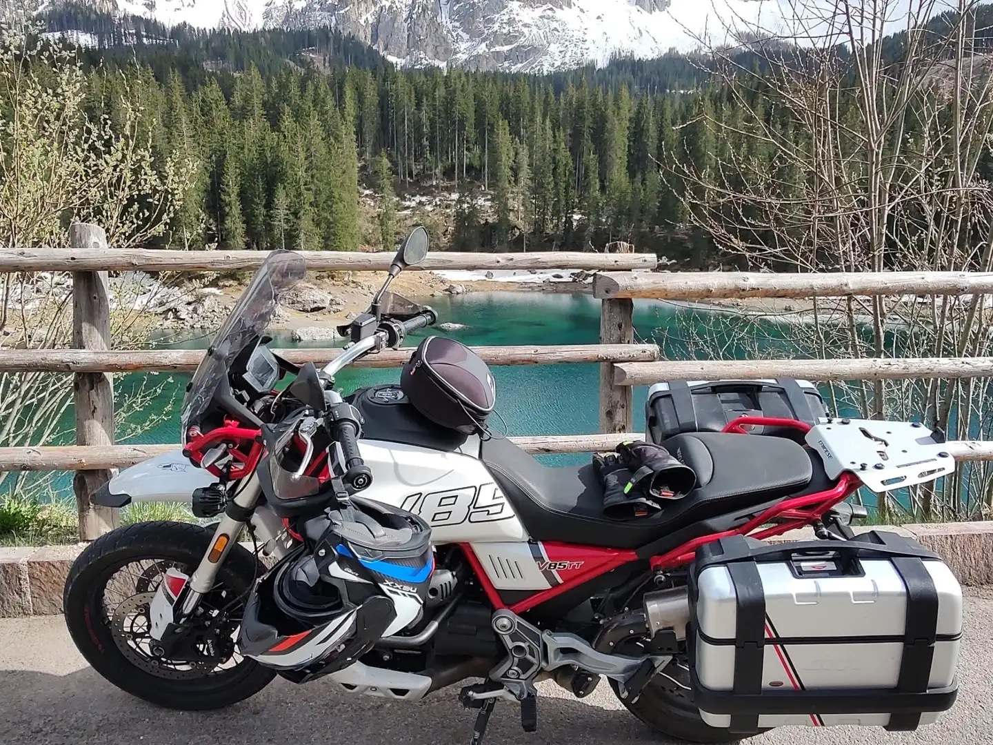 Moto Guzzi V 85 TT Evocative Graphic Rosso - 1