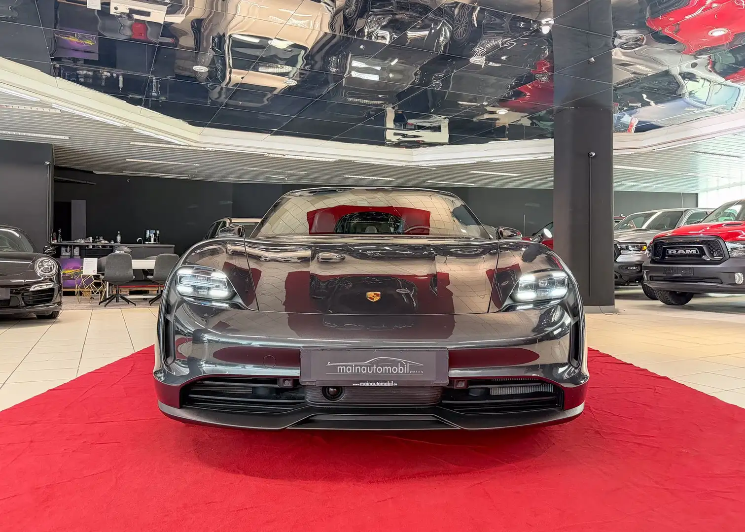 PORSCHE Taycan