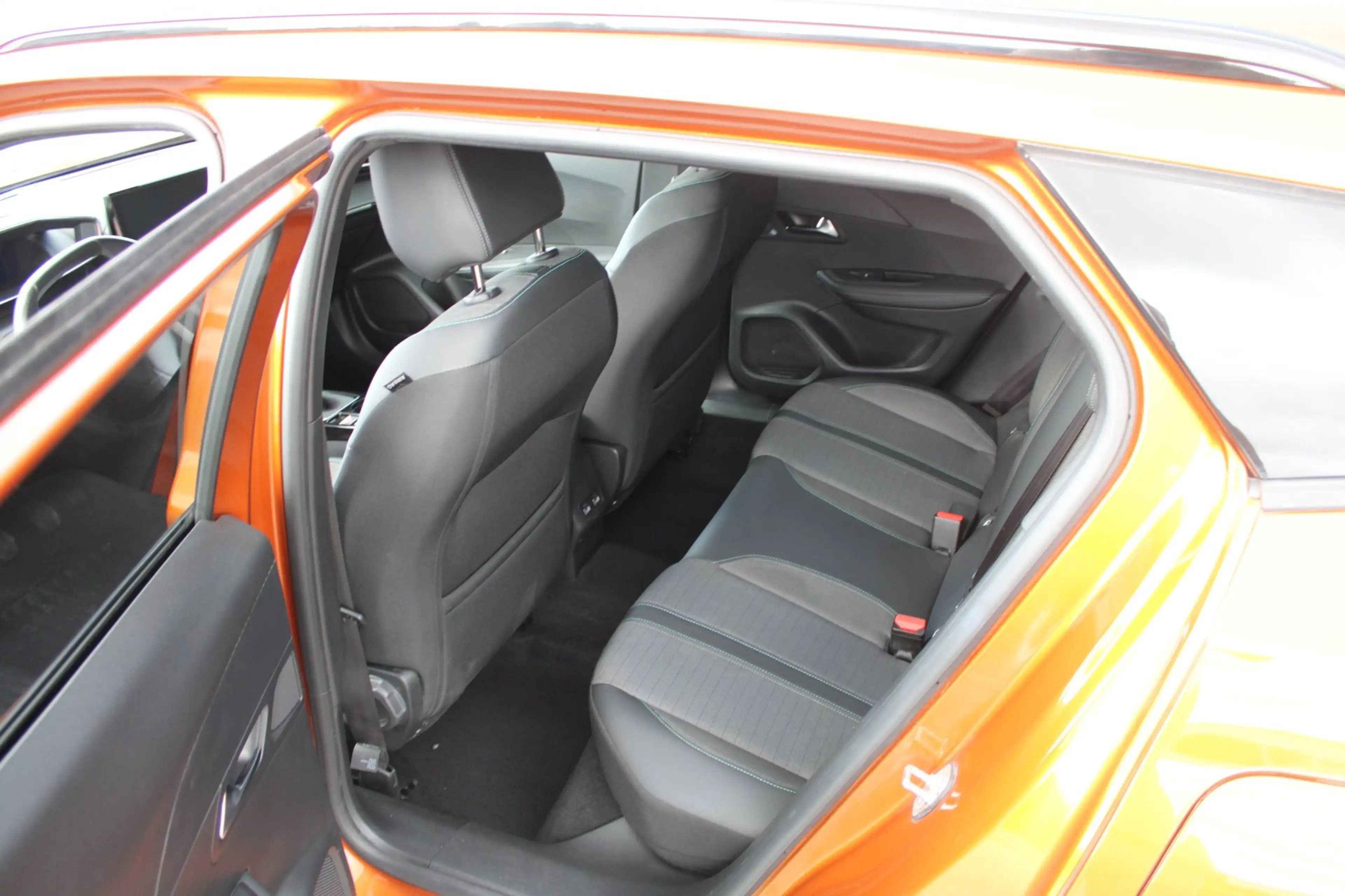 Peugeot 2008 1.2 PureTech Allure Pack Premium Plus NIEUWE BANDE — photo 10