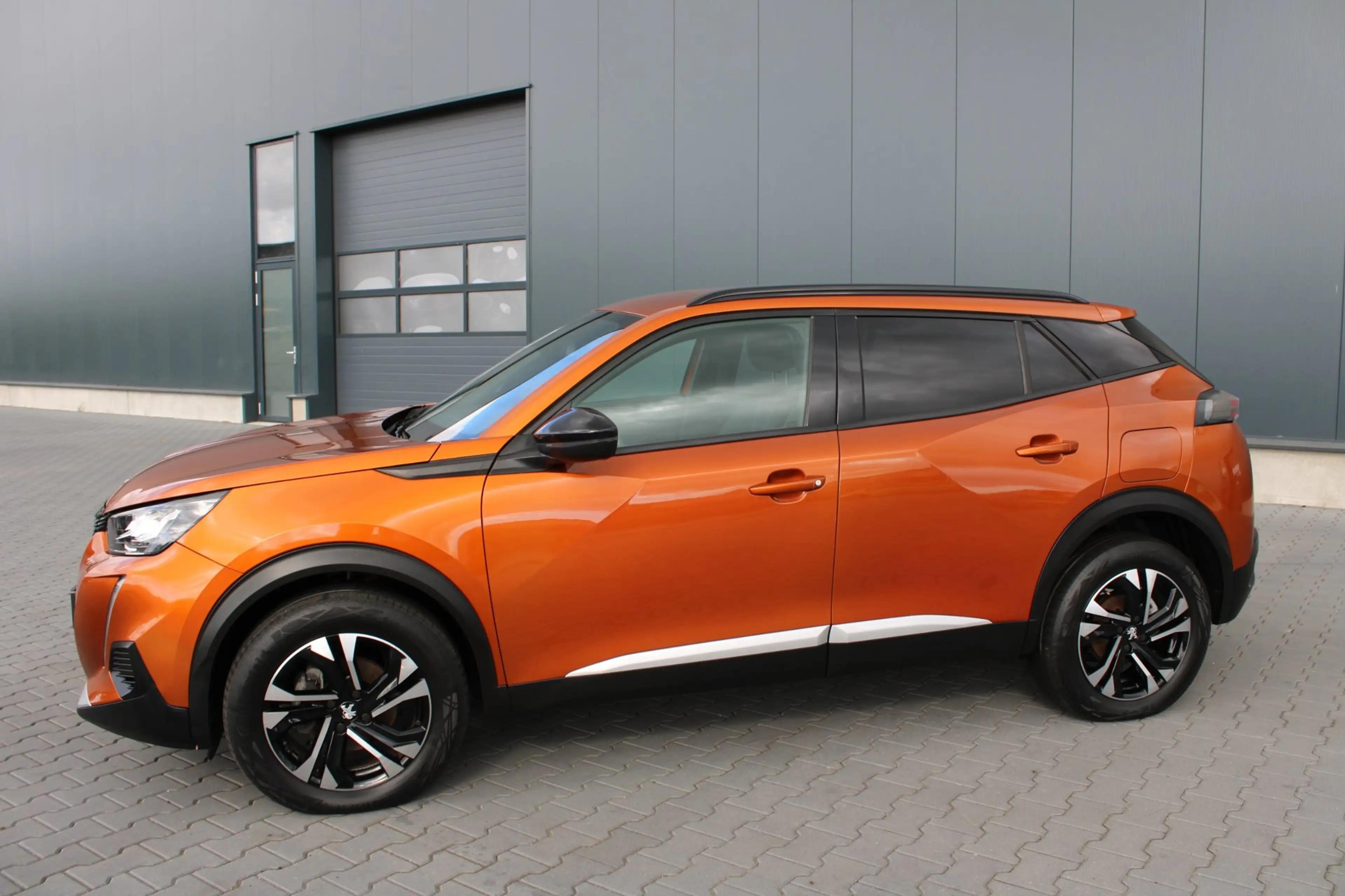 Peugeot 2008 1.2 PureTech Allure Pack Premium Plus NIEUWE BANDE — photo 2